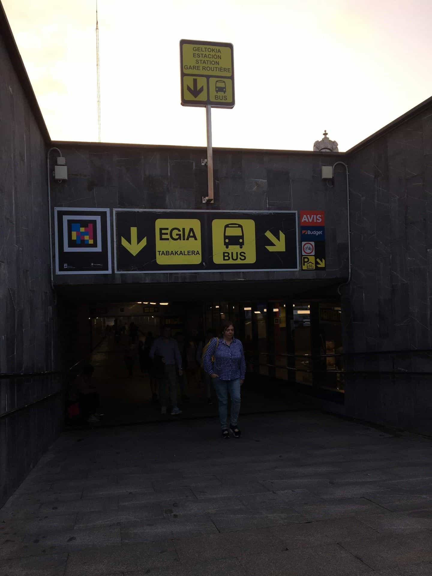 Accesso principale alla Estación Donostia Geltokia con pannello in quattro lingue Geltokia / Estación / Station / Gare Routière