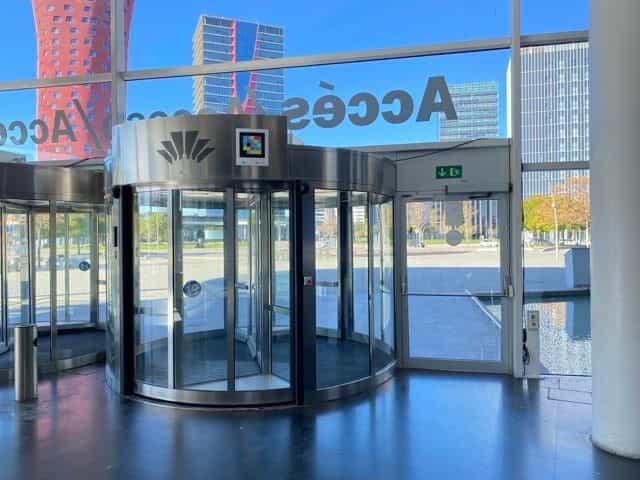 Fira de Barcelonaの会場のターンスタイル横にNaviLensコードがある回転式アクセス