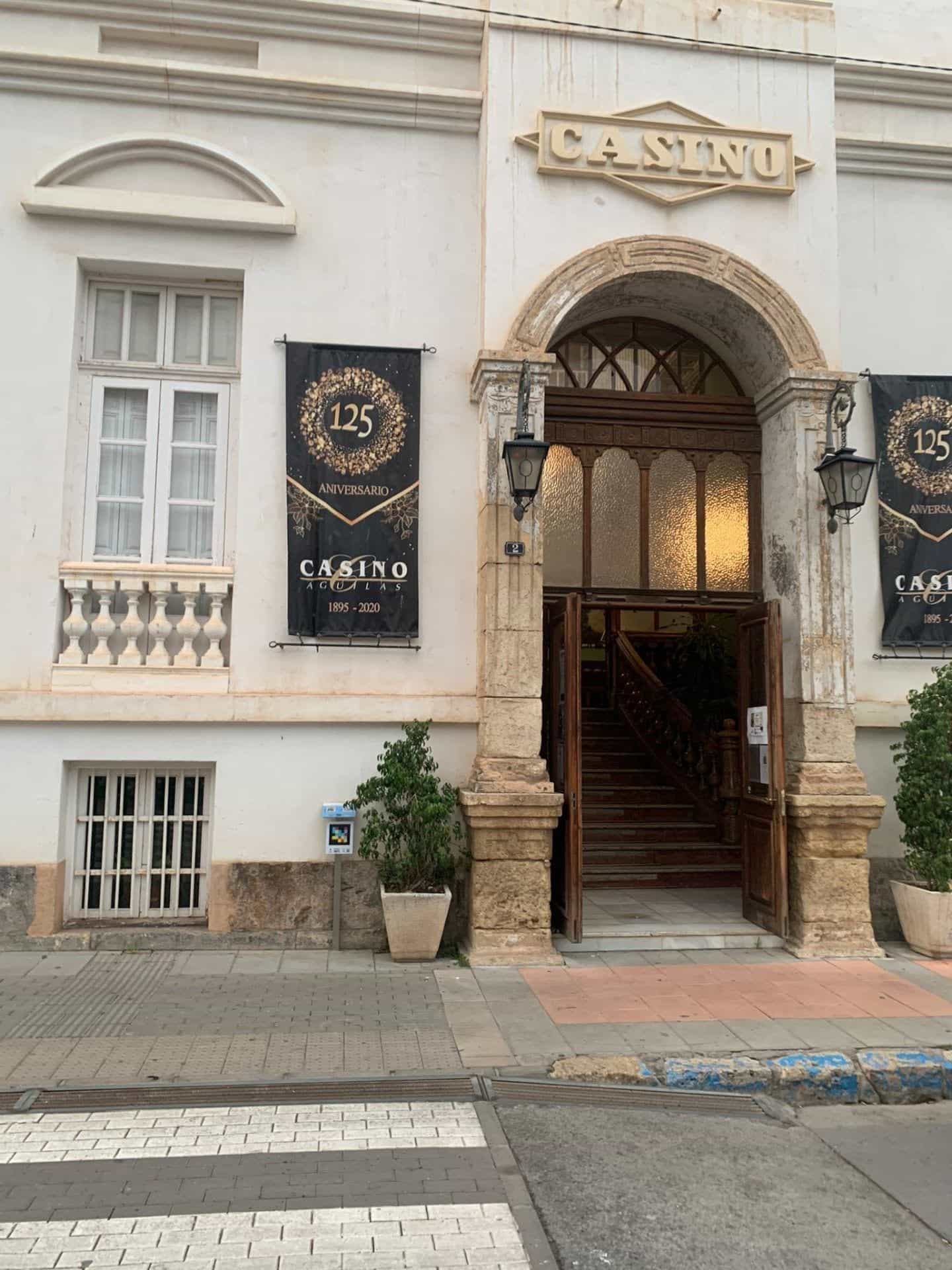 Fassade des Casino de Águilas mit NaviLens-Code am Eingang zum Anhören der Gebäudegeschichte