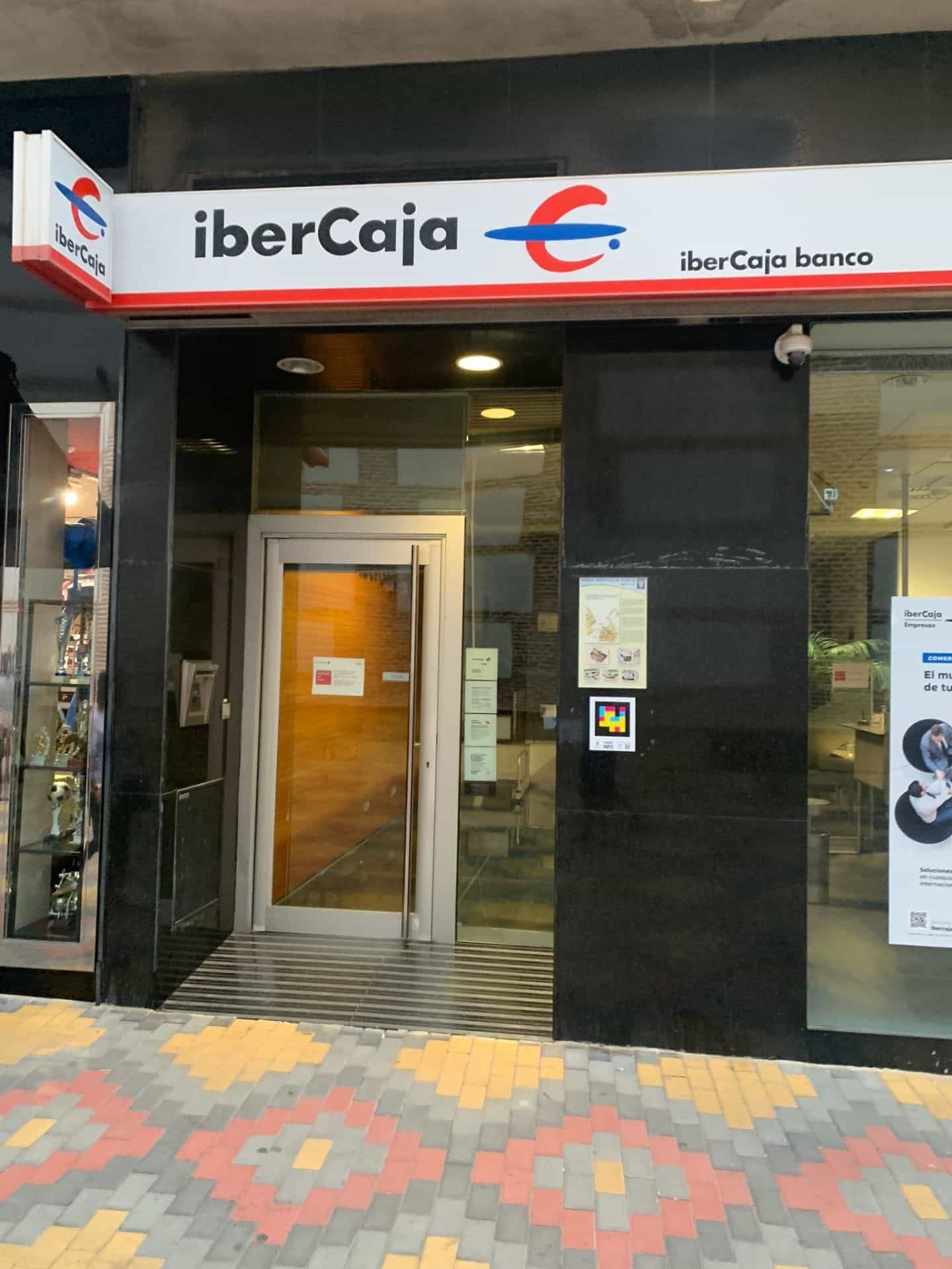 Ibercaja-Filiale in Águilas im NaviLens-Netz mit zugänglichem Code am Eingang