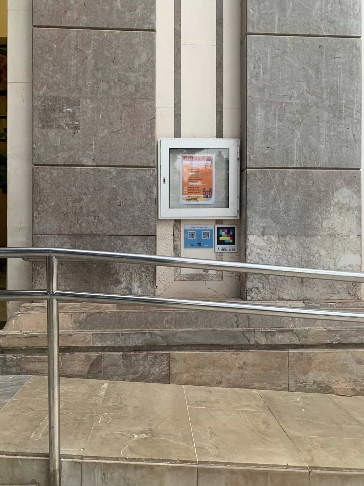 NaviLens-Code neben dem Messezeitplan am Eingang der Iglesia de San José in Águilas