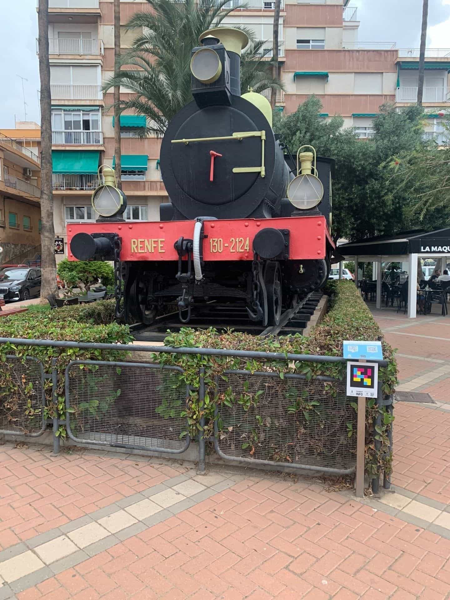 RENFE-Lokomotive 130-2124 in Águilas mit Tourist-Info-NaviLens-Mast im Vordergrund