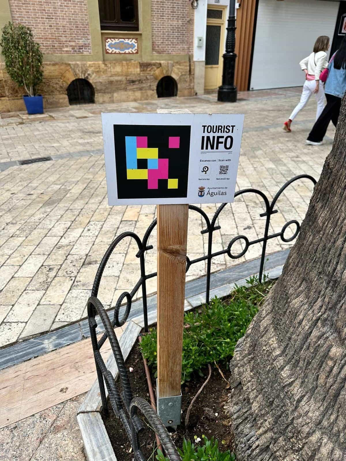 Tourist-Info-NaviLens-Mast auf einem Fußgängerplatz im Zentrum von Águilas