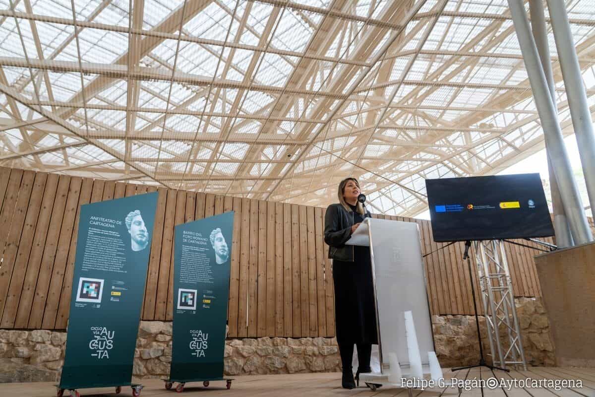 Tótems verdes «Anfiteatro de Cartagena» y «Barrio del Foro Romano de Cartagena» con código NaviLens y leyenda «Escanea con Scan with»