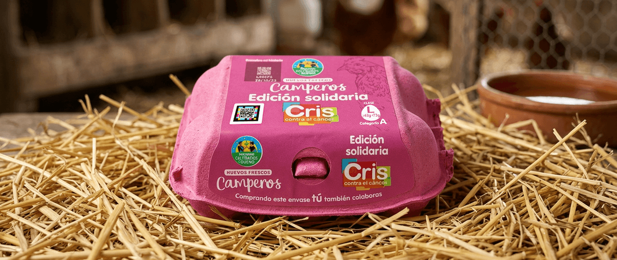 Pack edición especial de huevos camperos Alcampo Cultivamos lo bueno con código NaviLens y lazo rosa contra el cáncer de mama.