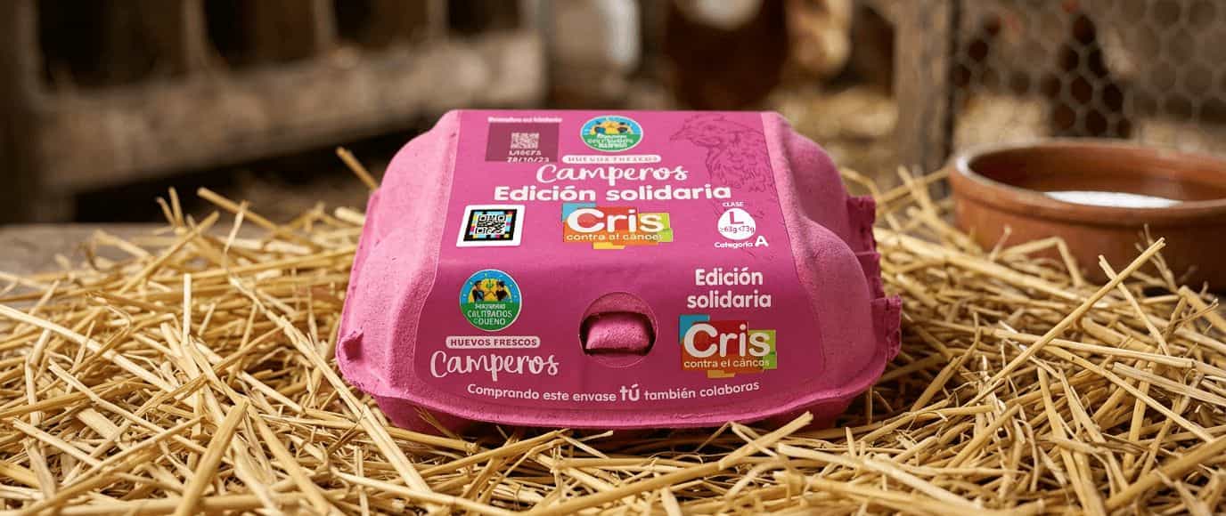 Confezione in edizione speciale di uova da allevamento all’aperto Alcampo Cultivamos lo bueno con codice NaviLens e nastro rosa contro il tumore al seno.