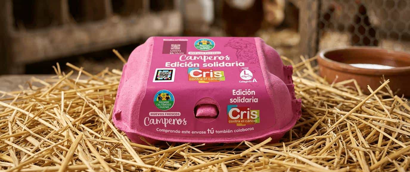 Limited-edition Alcampo Cultivamos lo bueno free-range egg carton with NaviLens code and pink breast-cancer ribbon.