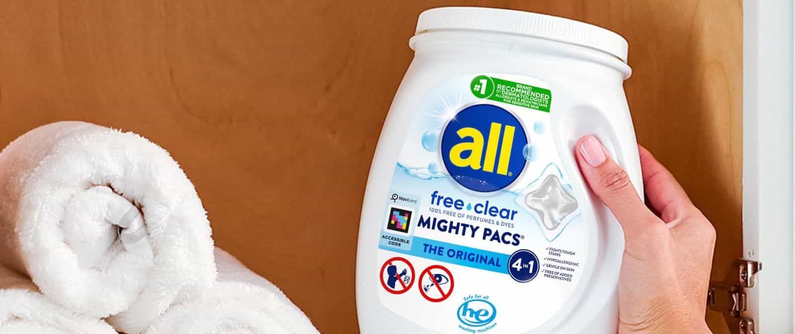 Barattolo e busta di all® free clear MIGHTY PACS® con codice NaviLens stampato sulla confezione.