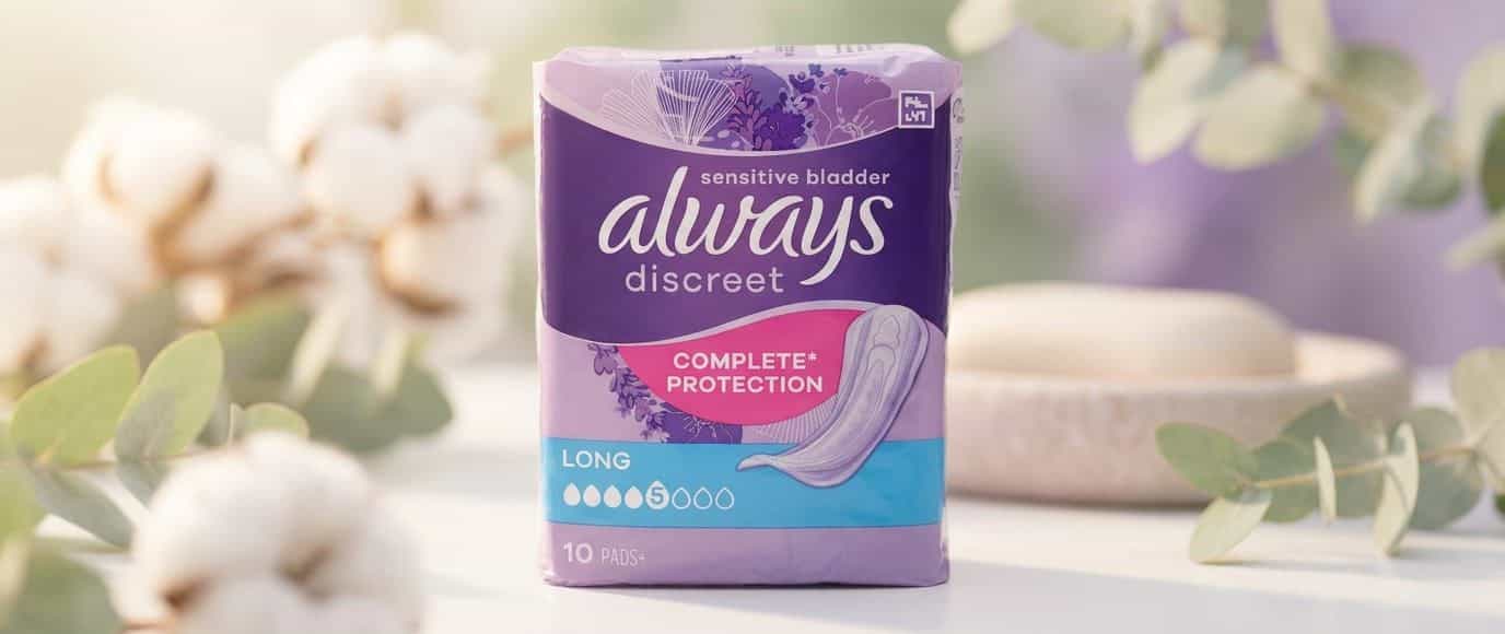 Always Discreet Sensitive Bladder Long Packung im Supermarktregal mit aufgedrucktem bunten NaviLens-Barrierefreiheitscode auf der Vorderseite.