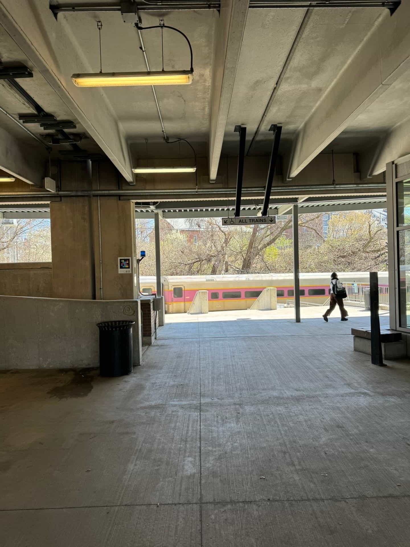 Salem MBTA — Dach «ALL TRAINS» mit NaviLens-Code