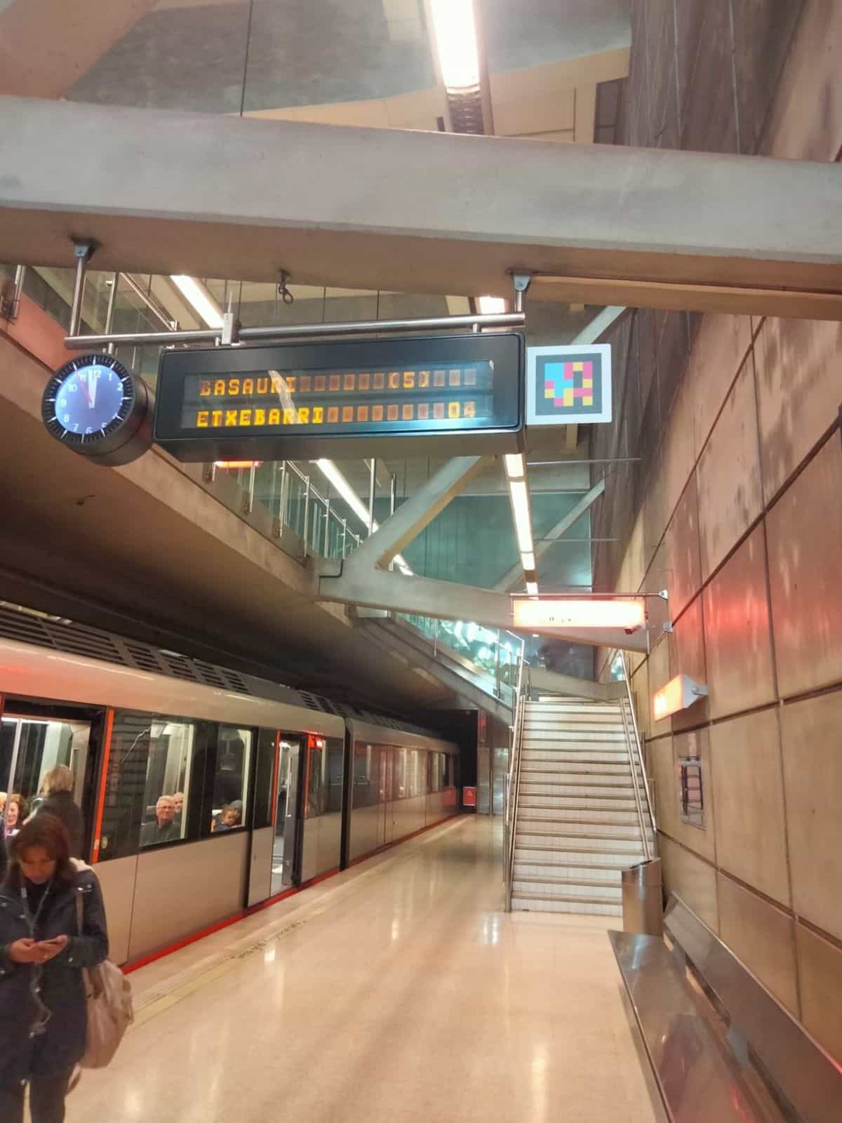 Metro Bilbao — Nächster Zug — Basauri / Etxebarri mit NaviLens-Code neben dem Element