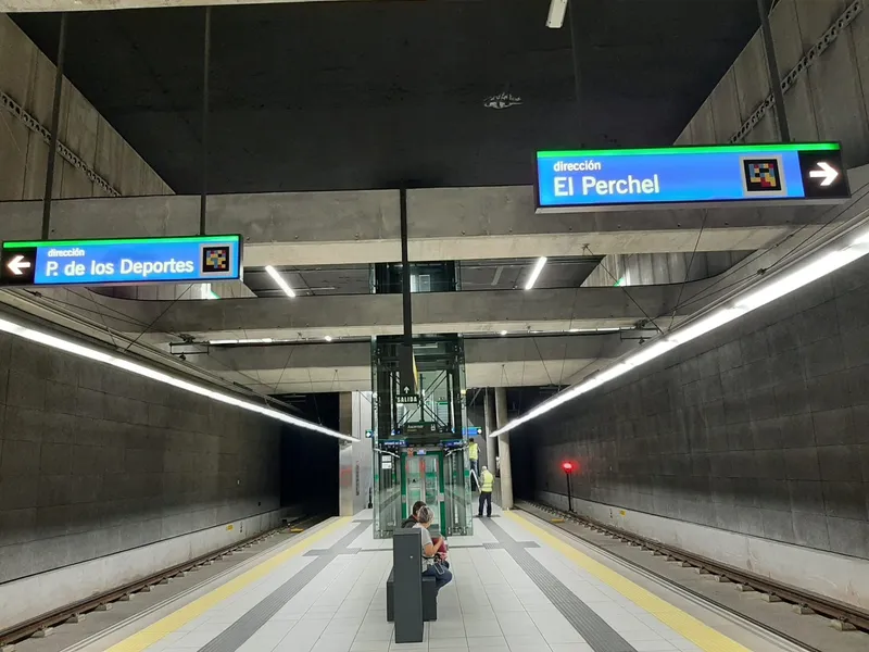 Metro de Málaga — Barrierefreies Netz mit NaviLens und Gebärdensprache — Málaga