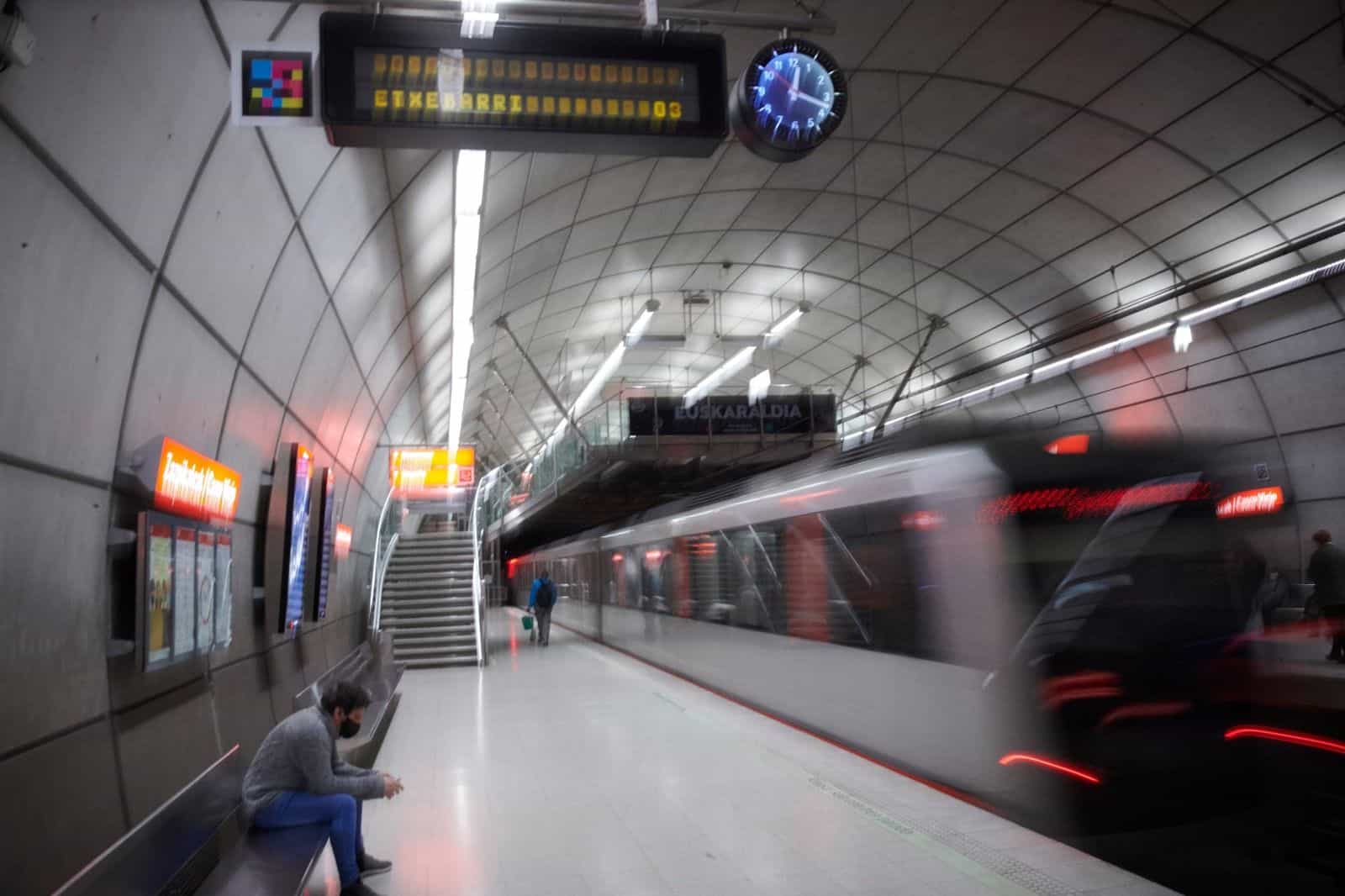 Metro Bilbao — Etxebarri — central platform with NaviLens code next to the element