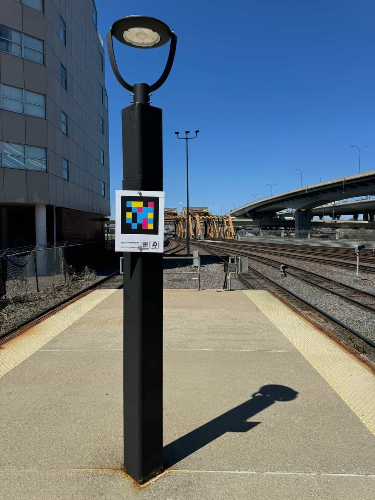 MBTA Pendlerzug-Plattform in Boston mit einer Stange und einem NaviLens-Code, installiert von Keolis und Arcadis