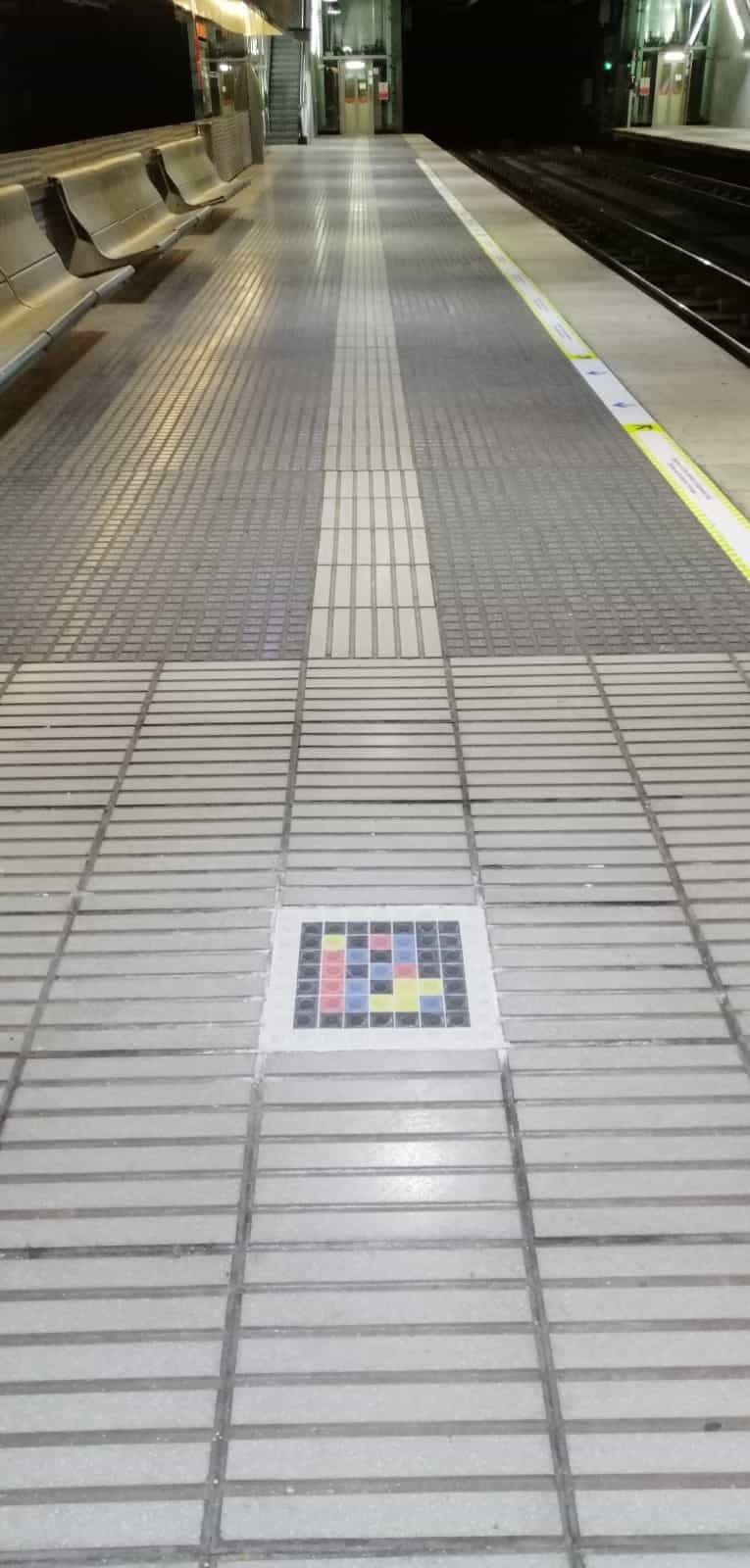 FGC-Bahnsteig mit NaviLens-Code, eingelassen in den taktilen Bodenbelag neben der Sicherheitslinie