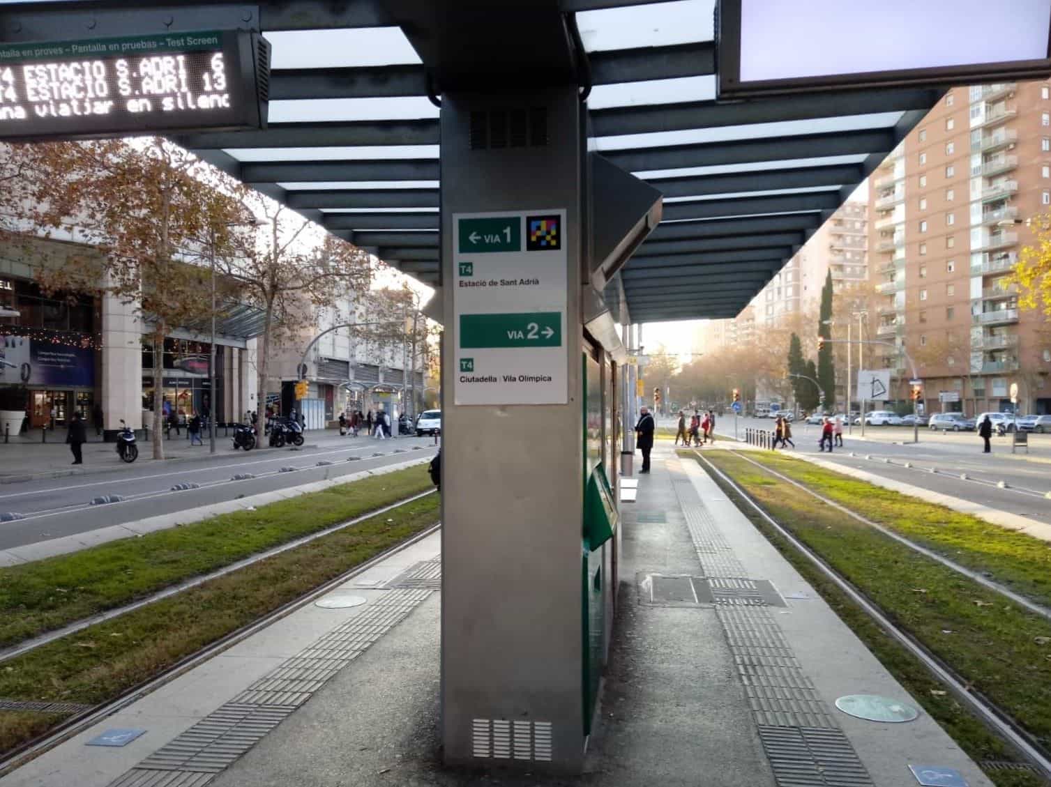 TRAM Barcelona — Mittelbahnsteig zwischen Gleisen