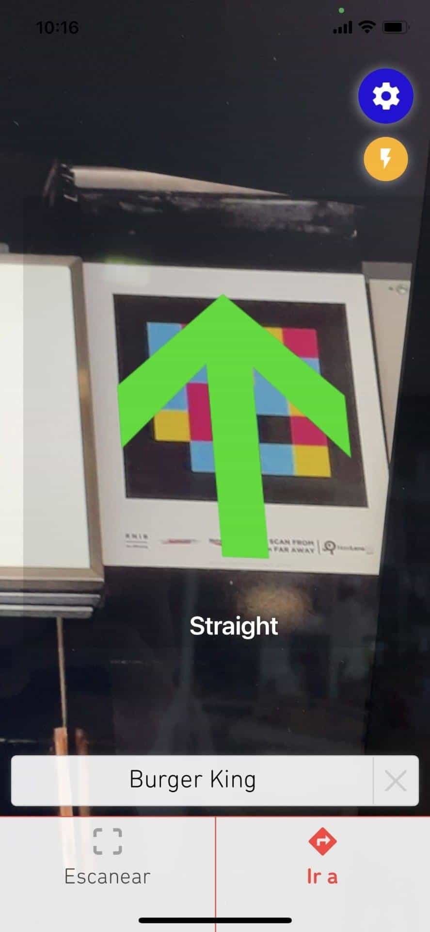 NaviLens GO app capture showing in-situ navigation at Euston towards «Burger King» — green «Straight» arrow overlaid on the scanned code