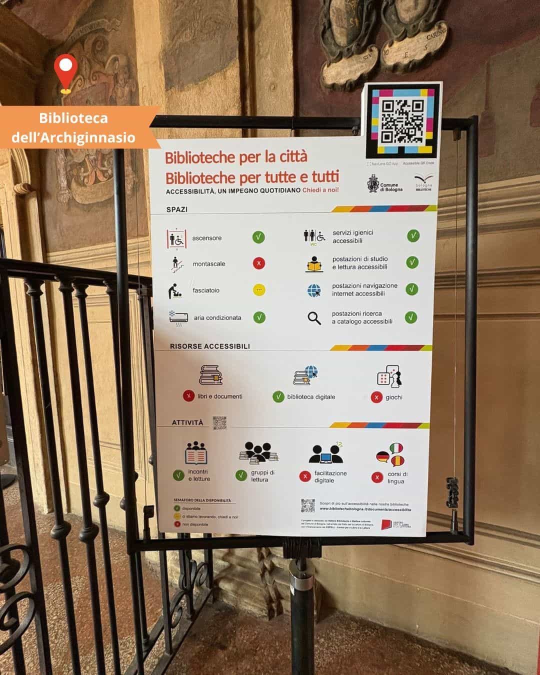 Biblioteche di Bologna — Biblioteca dell’Archiginnasio con pannello di accessibilità e codice NaviLens NAQR