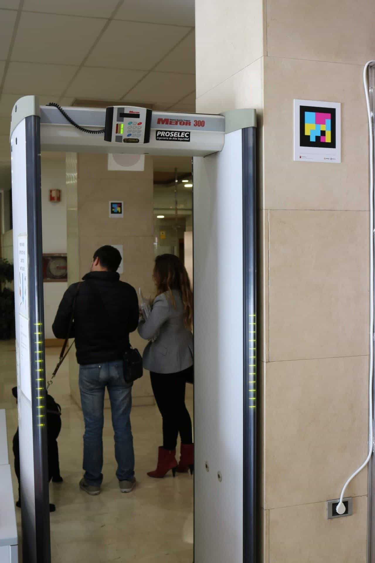 Codice sul pilastro del metal detector