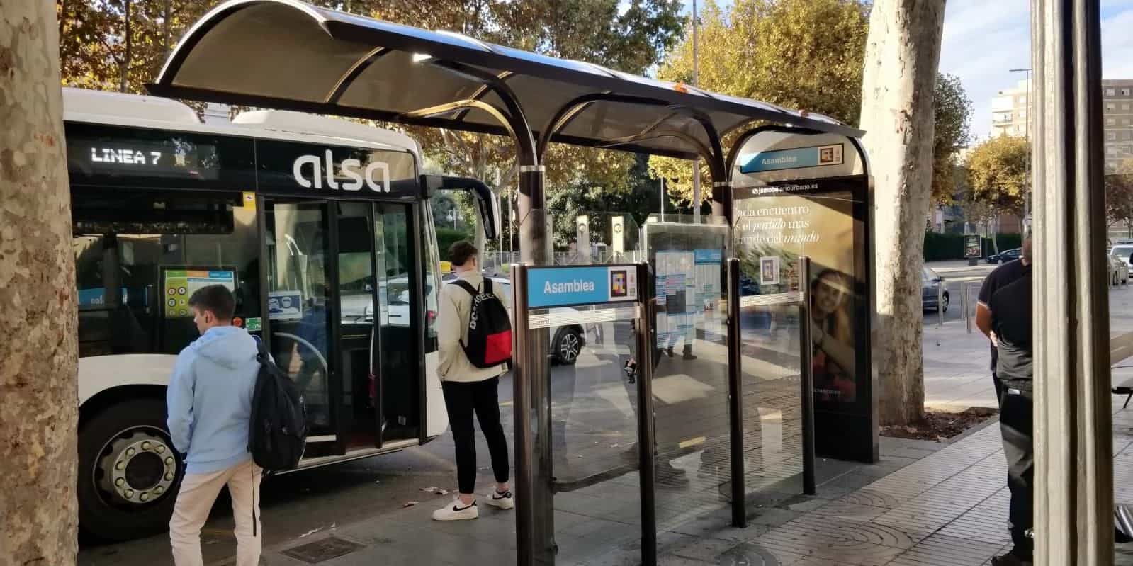 Autobus urbano ALSA Linea 7 fermo alla pensilina Asamblea di Cartagena
