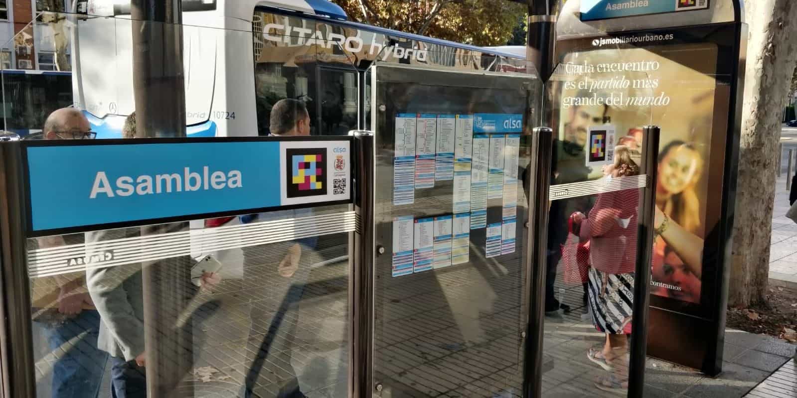 Autobus Mercedes Citaro hybrid di ALSA accanto alla pensilina Asamblea