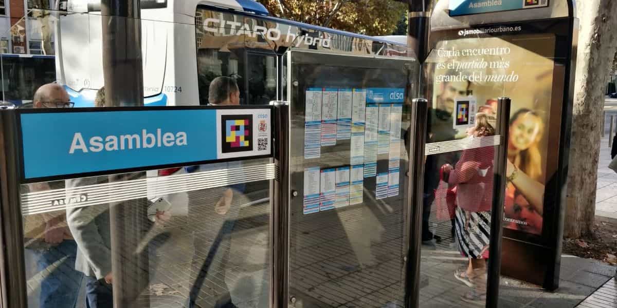 Autobús Mercedes Citaro hybrid de ALSA junto a la marquesina Asamblea