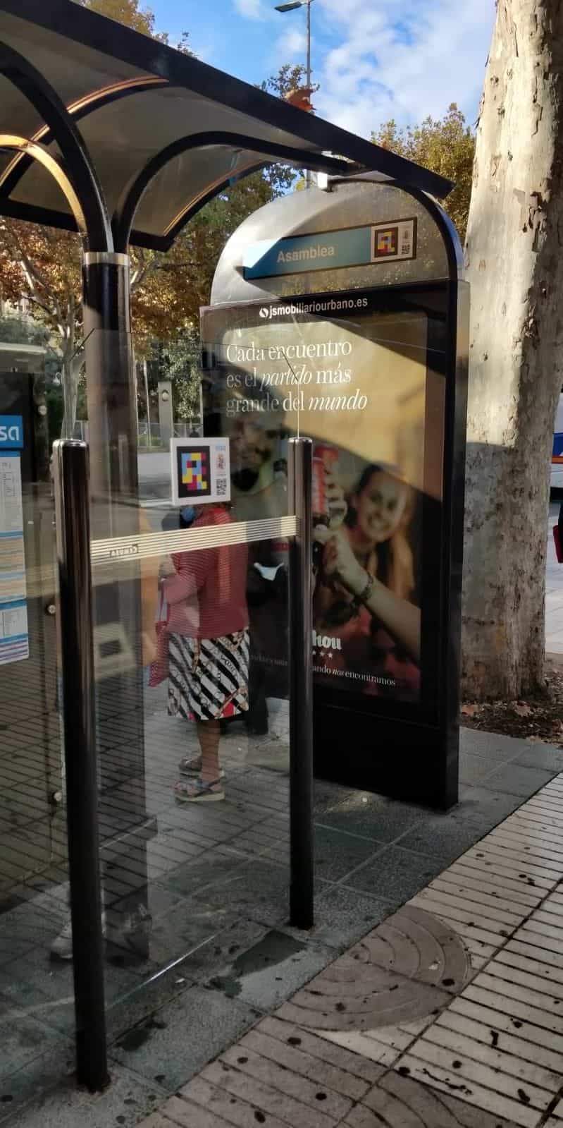 Detalle del código NaviLens en la marquesina de la parada Asamblea