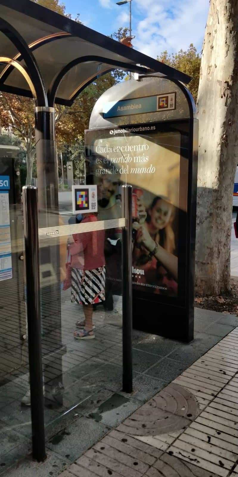 Close-up of the NaviLens code on the bus shelter at the Asamblea stop
