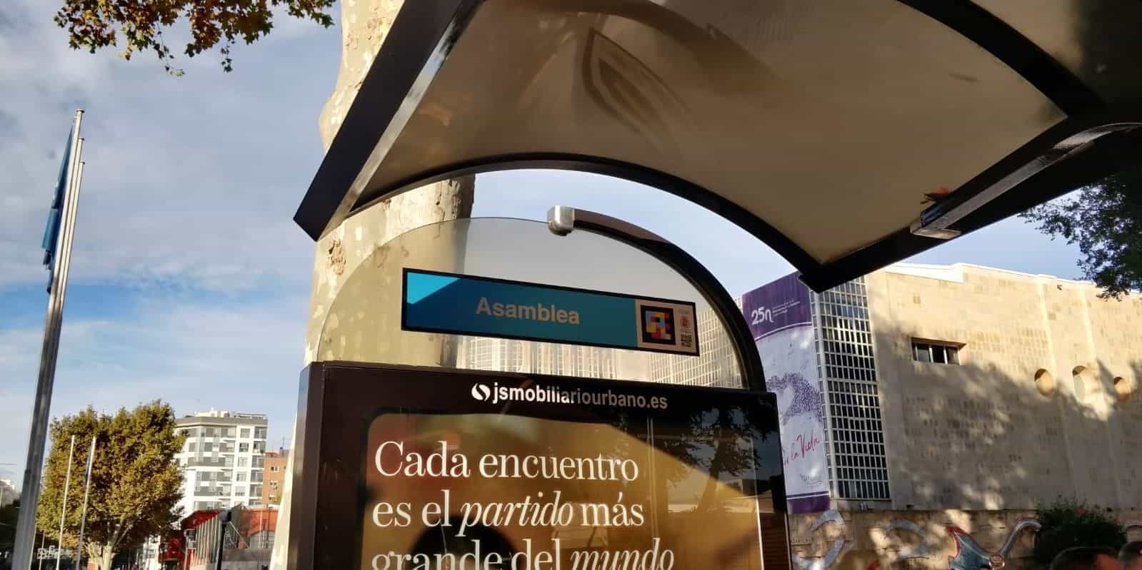Cartello superiore della pensilina Asamblea con codice NaviLens
