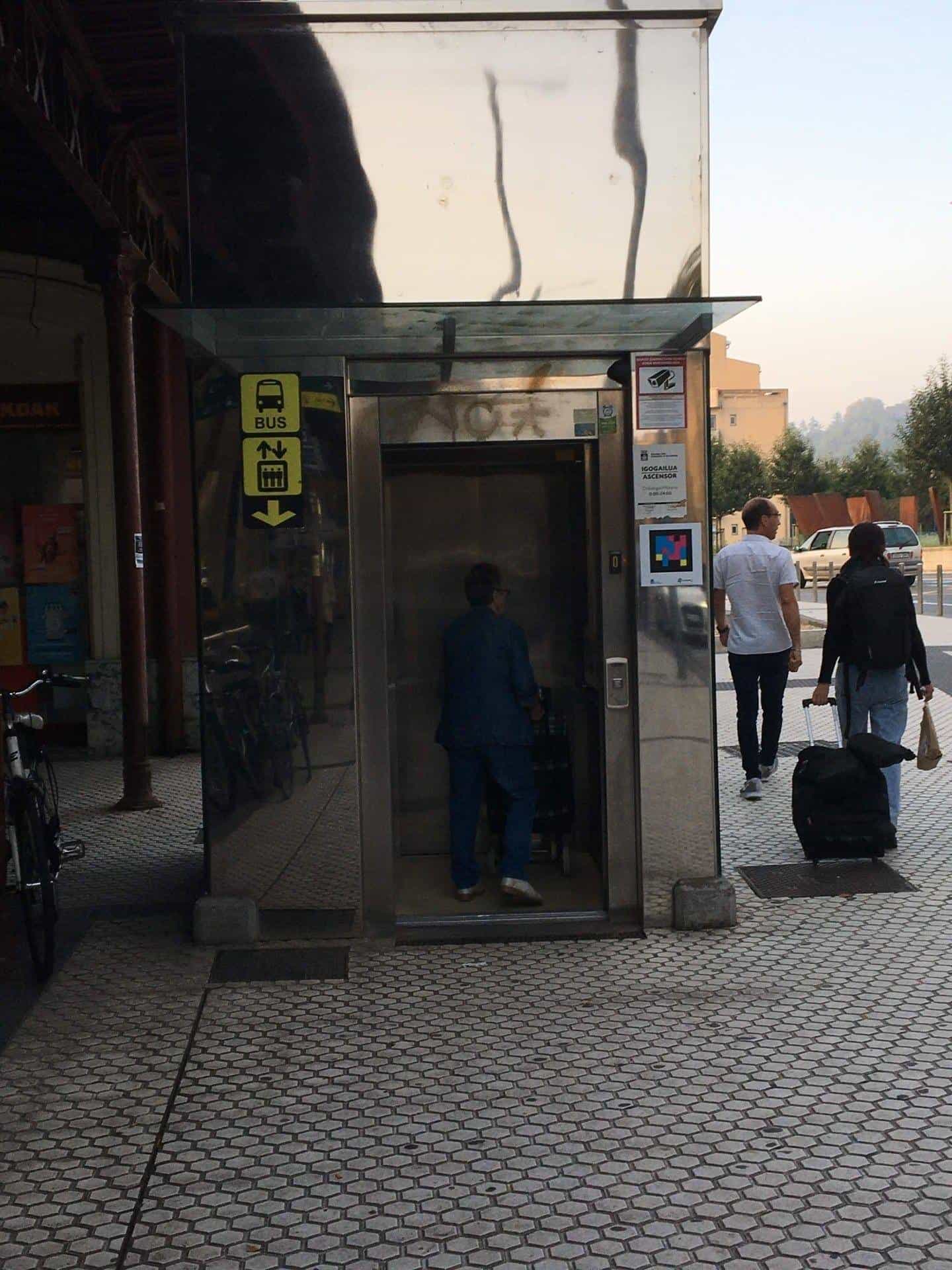 Outdoor lift cabin with a BUS sign and a NaviLens code next to the Igogailua / Ascensor 6:00–24:00 opening times