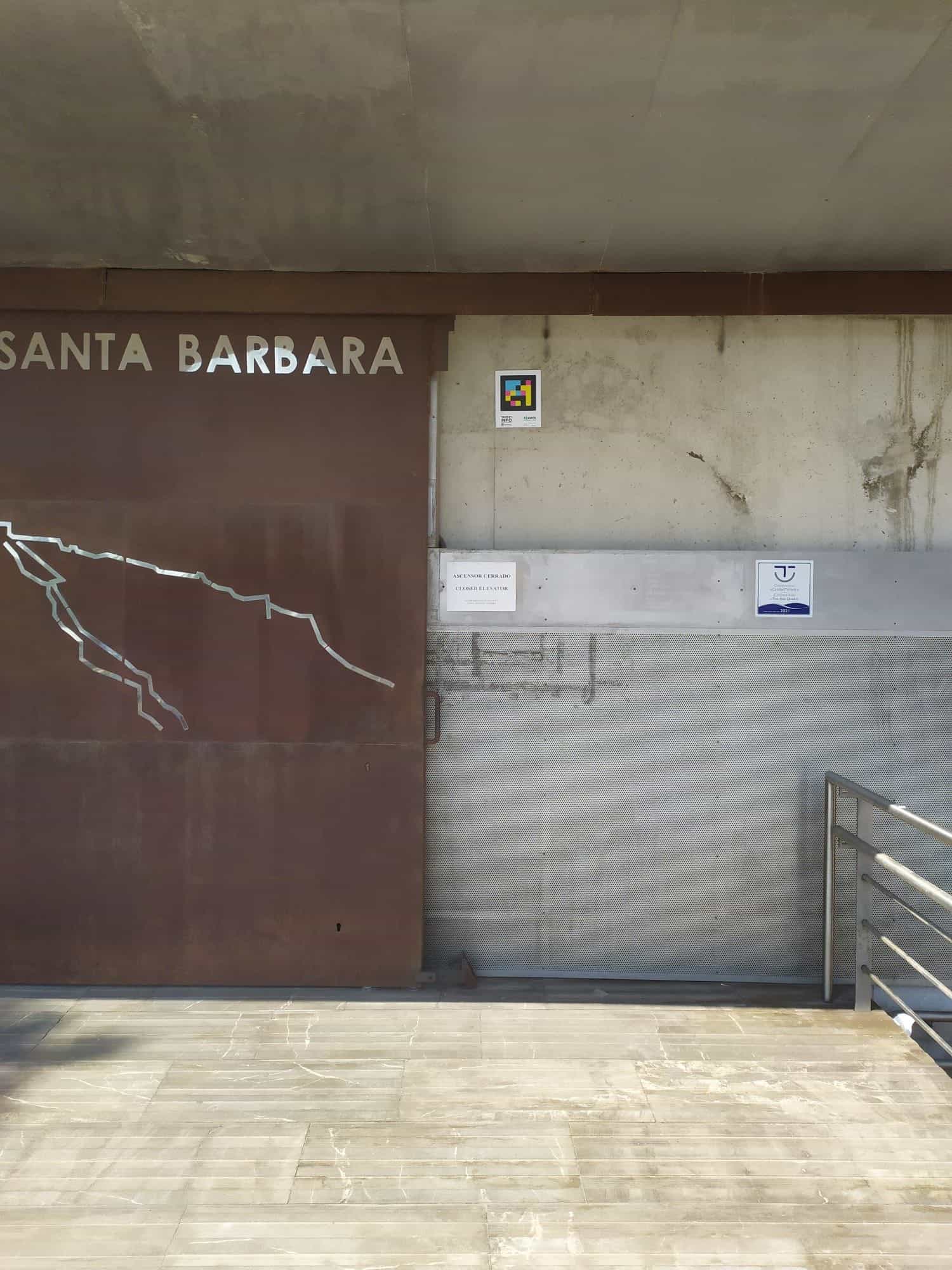 Zugang zum Aufzug der Burg Santa Bárbara in Alicante mit NaviLens-Code und „Closed Elevator”-Hinweis neben dem Tourism-Quality-Siegel