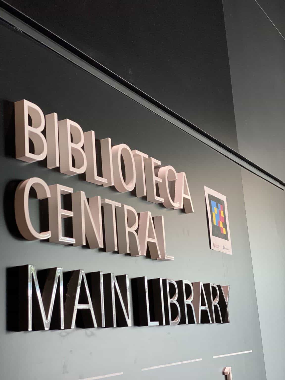 NaviLens Public KitステッカーがついたCentral Library / Main Libraryのレタリング