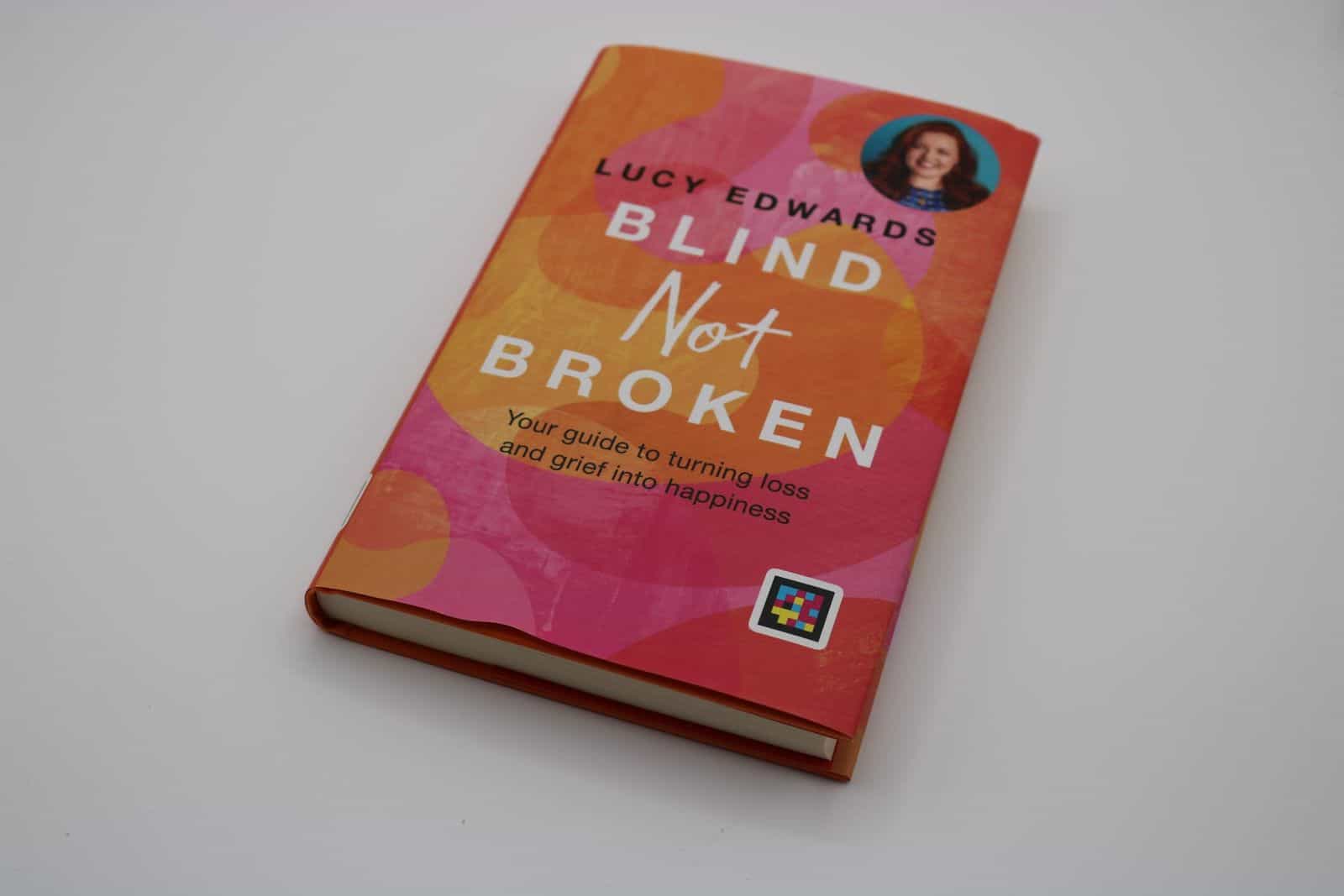Copertina del libro Blind Not Broken di Lucy Edwards con codice NaviLens accessibile.