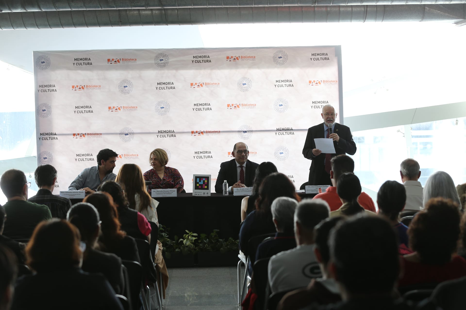 Press table for the “Biblioteca Incluyente, NaviLens” project at the Juan José Arreola State Public Library of Jalisco, with backdrop “Memoria y Cultura — Biblioteca Pública del Estado de Jalisco”