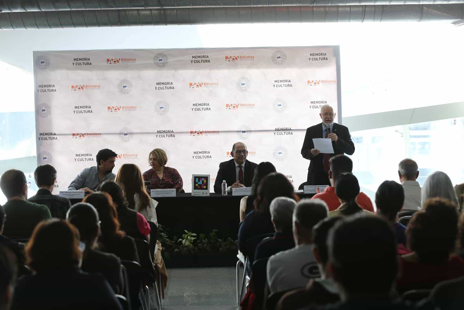 Press table for the “Biblioteca Incluyente, NaviLens” project at the Juan José Arreola State Public Library of Jalisco, with backdrop “Memoria y Cultura — Biblioteca Pública del Estado de Jalisco”