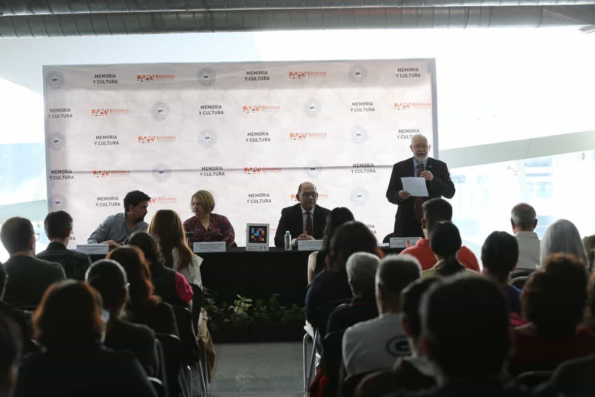 Mesa de presentación del proyecto «Biblioteca Incluyente, NaviLens» en la Biblioteca Pública del Estado de Jalisco Juan José Arreola, con backdrop «Memoria y Cultura — Biblioteca Pública del Estado de Jalisco»