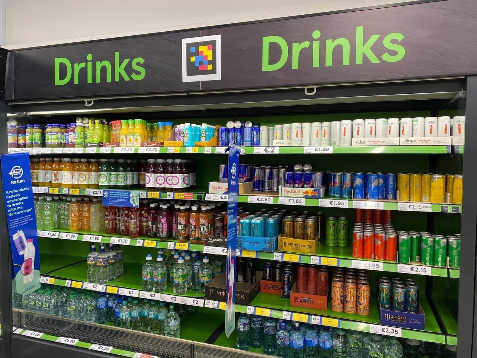 Tête du rayon « Drinks » au Tesco Clonmel avec un code NaviLens centré entre les deux mots