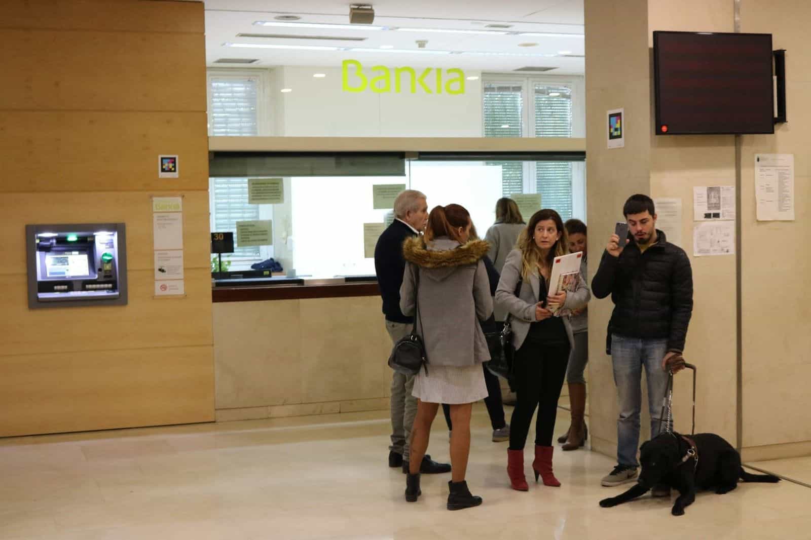 Sportello automatico Bankia con cane guida