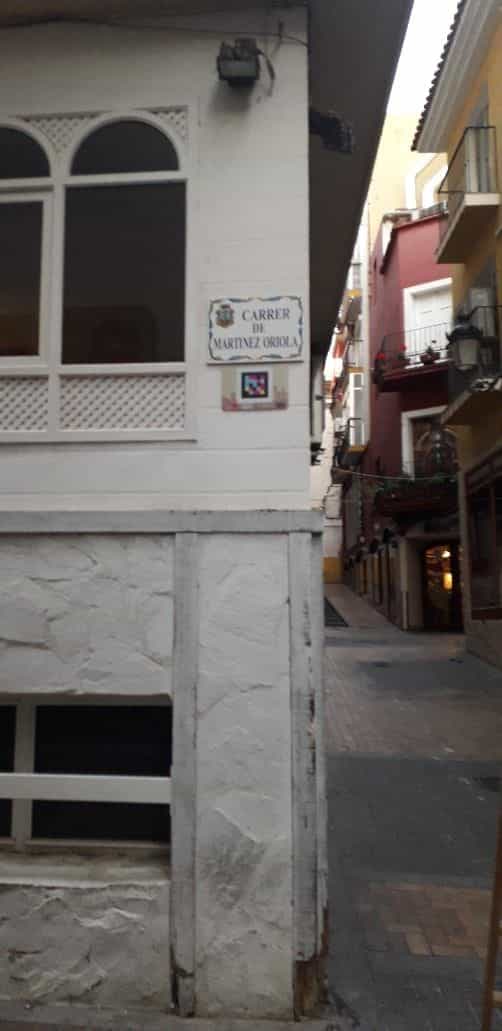 Benidorm — Ecke Carrer Martínez Oriola · NaviLens