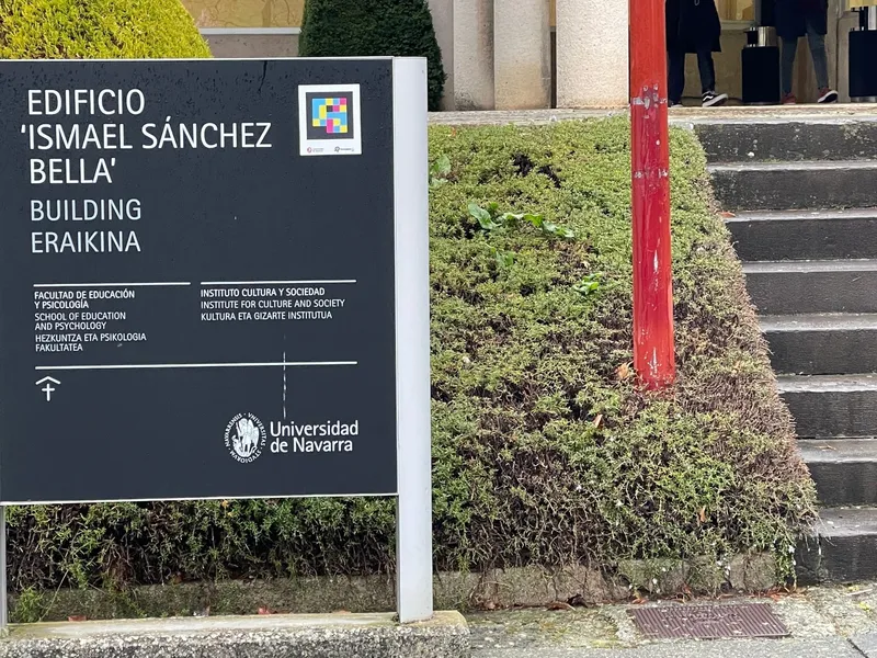 Universität Navarra — Barrierefreier Campus Pamplona (30 NaviLens-Marker) — Pamplona