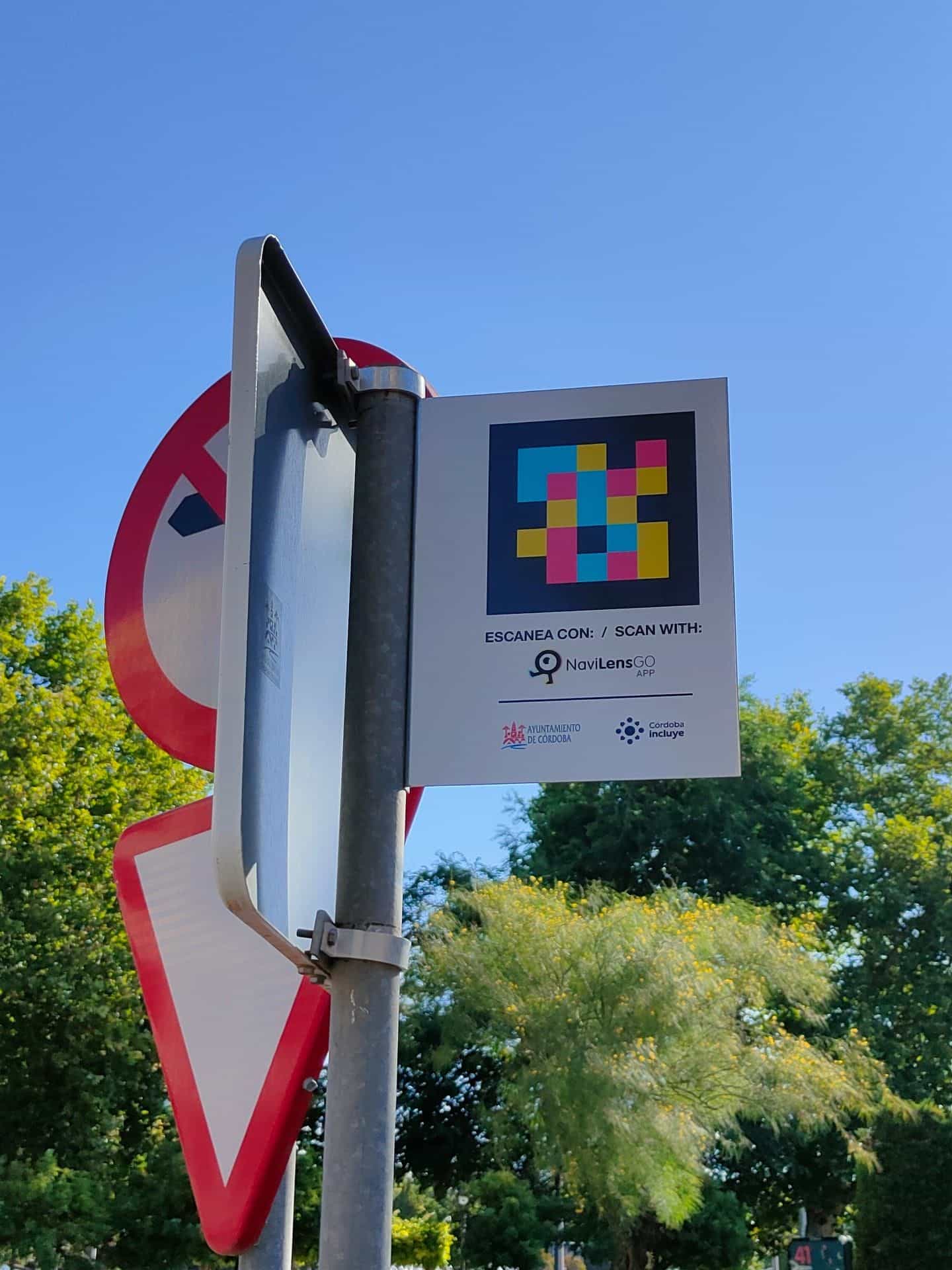 Cartel NaviLens con logos del Ayuntamiento de Córdoba y Córdoba Incluye en una parada de taxi