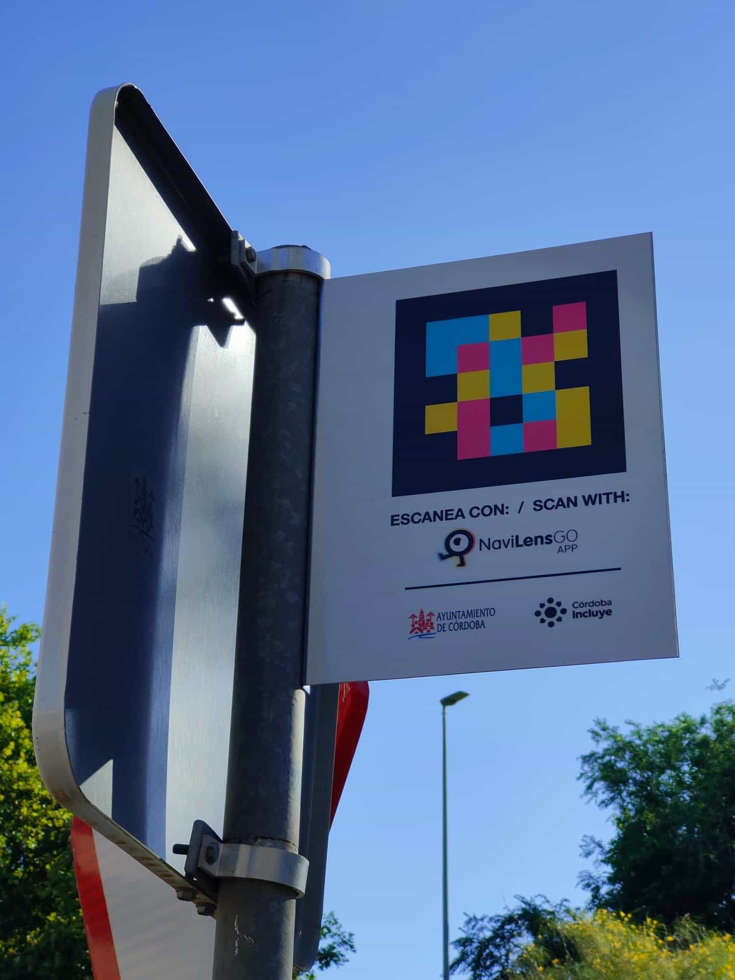 “Scan with NaviLens GO · Córdoba City Council · Córdoba Incluye” sign on the post of a taxi rank on Avenida Aeropuerto, Córdoba