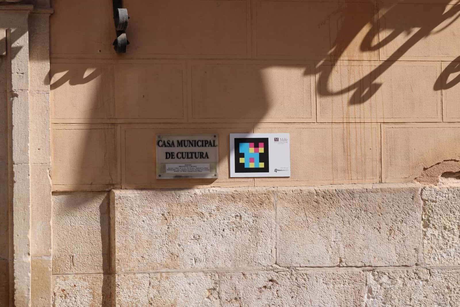 Fassade der Casa Municipal de Cultura in Yecla, Sitz des MaYe „Cayetano de Mergelina“, mit institutioneller Plakette und dem MaYe-NaviLens-GO-Code neben dem Quaderportal