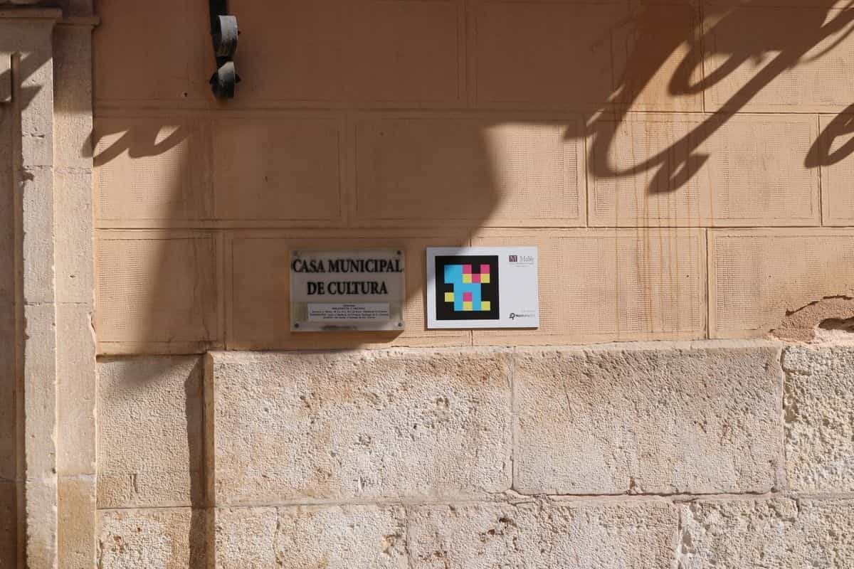 Fassade der Casa Municipal de Cultura in Yecla, Sitz des MaYe „Cayetano de Mergelina“, mit institutioneller Plakette und dem MaYe-NaviLens-GO-Code neben dem Quaderportal