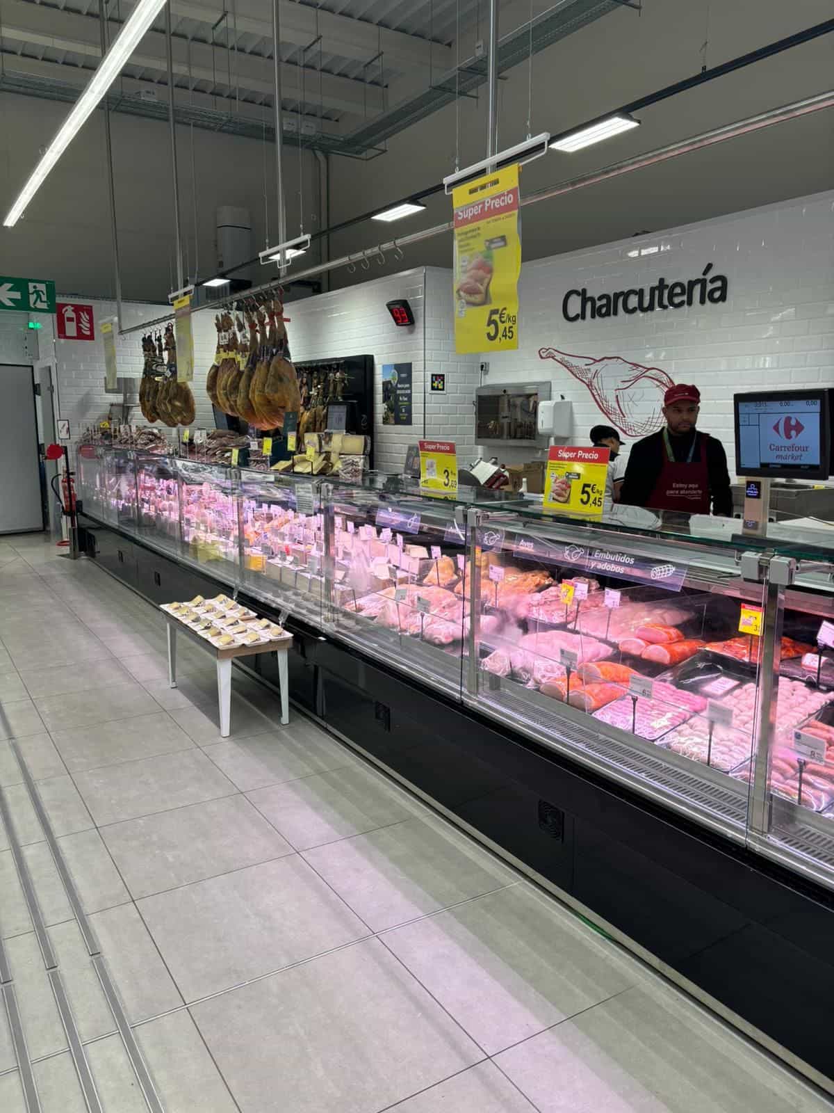 Carrefour Market Boadilla — Übersicht Wursttheke und Aufschnitt