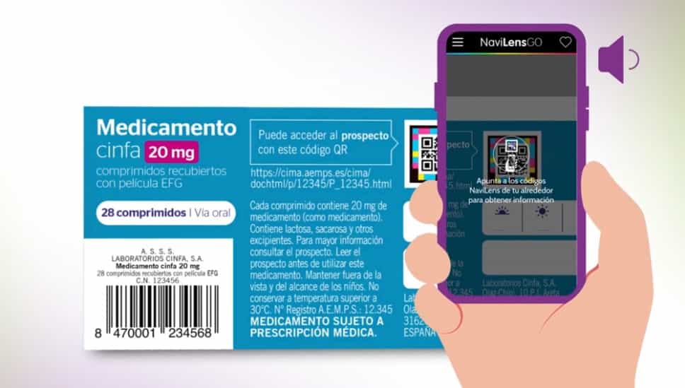 Ilustración de un cartonaje de medicamento de Cinfa con un código NaviLens y una mano sujetando un smartphone con la app NaviLens GO.