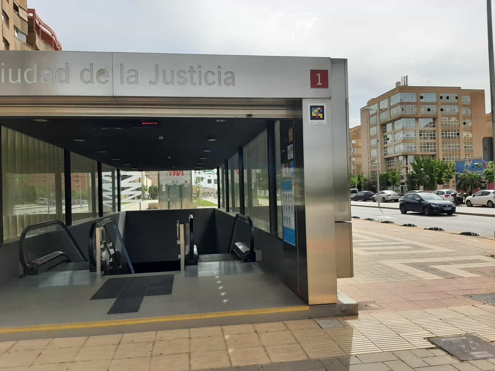 Accesso 1 a «Ciudad de la Justicia» con pensilina in acciaio inox e codice NaviLens con cornice bianca accanto al numero rosso «1»