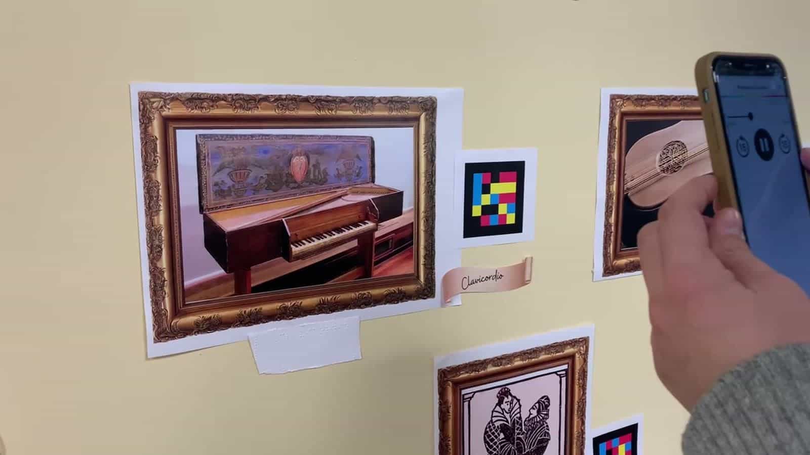 Clavicordio con código NaviLens, cartela braille y reproductor de audio en el IES Parque Goya de Zaragoza