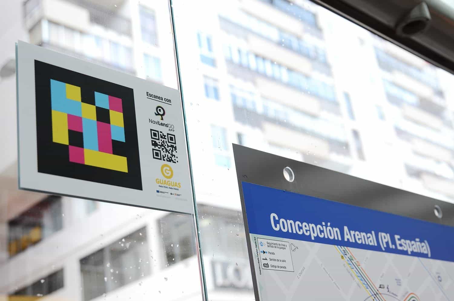 Dettaglio del cartello «Escanea con NaviLens GO · GUAGUAS Para Todo. Para Todos.» con il codice NaviLens accanto alla mappa della fermata Concepción Arenal (Pl. España)