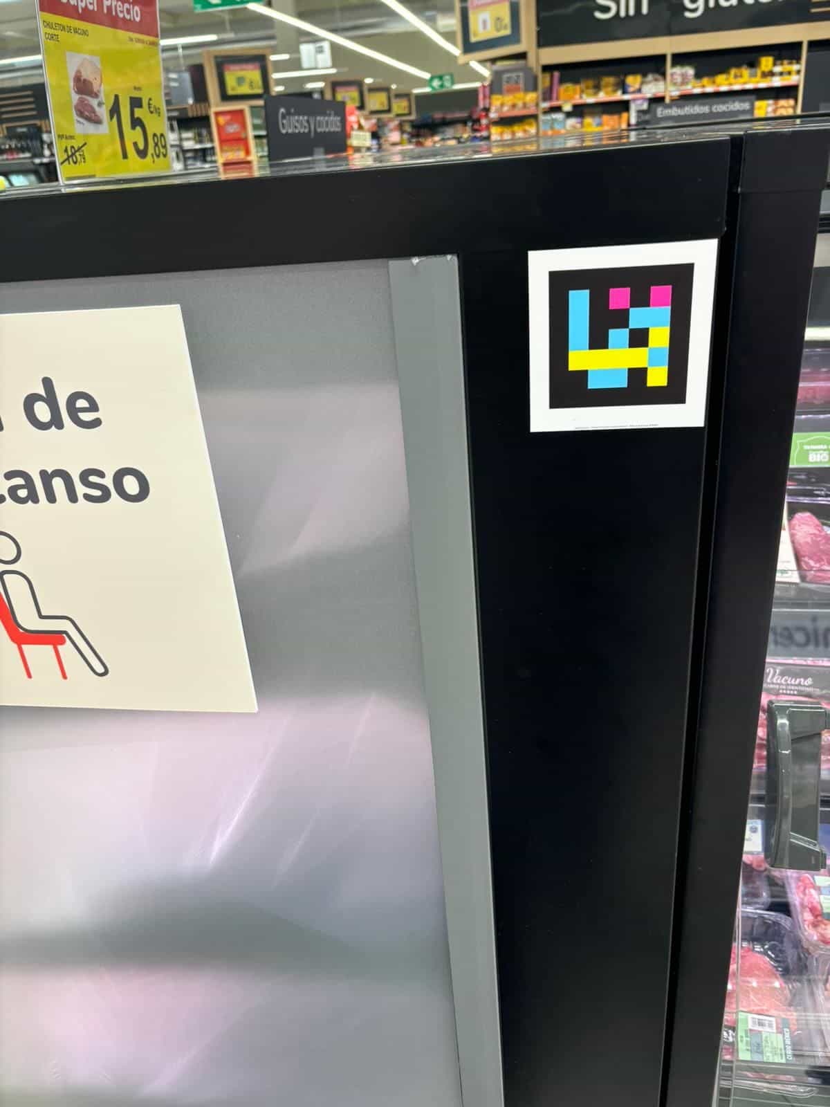 Carrefour Market Boadilla — NaviLens-Code an einem Regalkopf